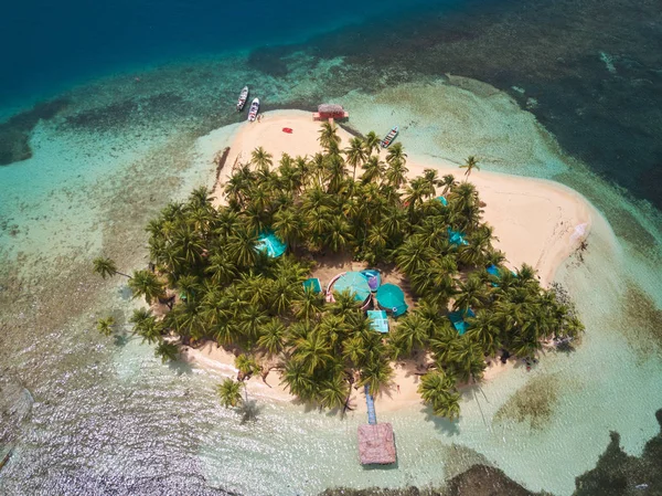 Villa en pequeña isla tropical — Foto de Stock