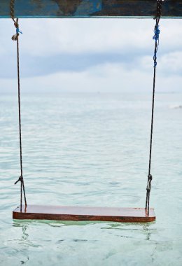 Deniz suyu, ahşap salıncaklar