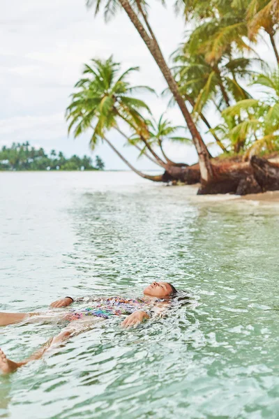 Yong kadın float deniz suyu
