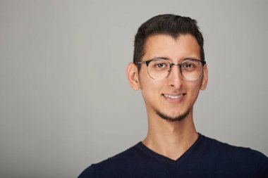 Bardaklarda İspanyol adam portresi