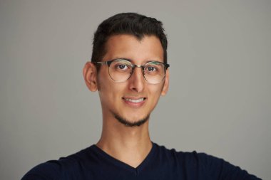 Gözlüklü genç adamın portresi.