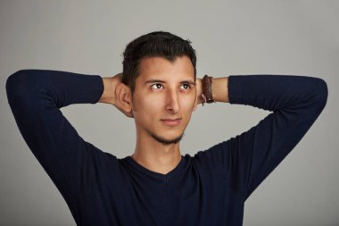 Genç adam başına elleriyle