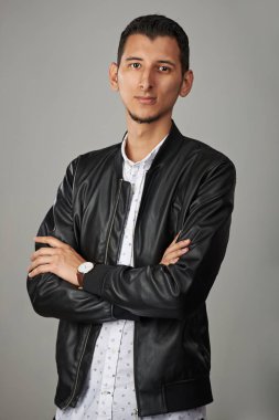 Kendinden emin genç adam.