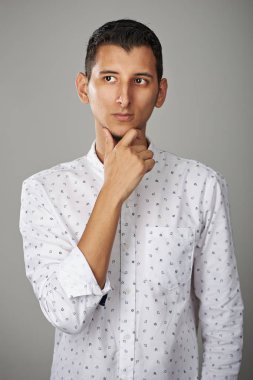 çene elinde olan adam