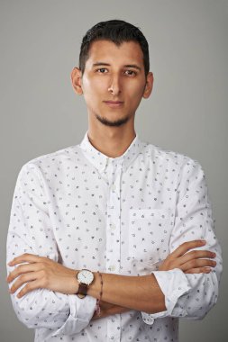 Kendinden emin bir gencin portresi.