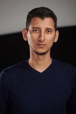 Ciddi genç Arap adam