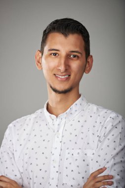 Yakın çekim Arap genç adam portresi