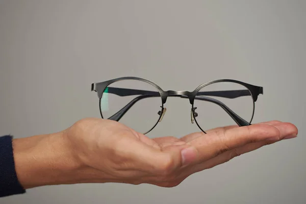 Óculos na mão humana — Fotografia de Stock