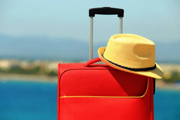 Hatten på röda resväska närbild — Stockfoto