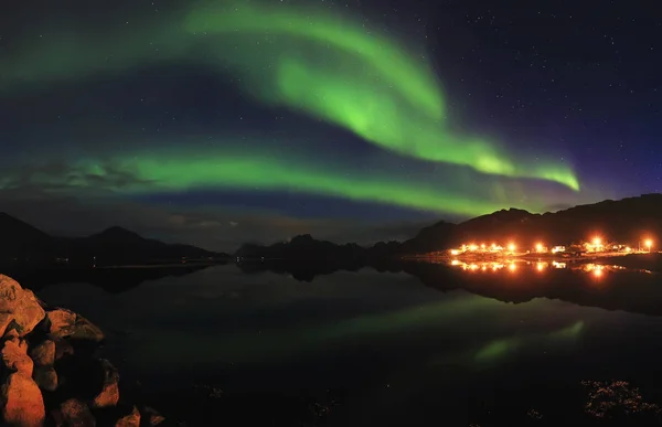 Luces boreales en el cielo estrellado noche — Foto de Stock