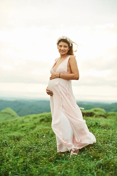 Bir mutlu hamile kadın — Stok fotoğraf