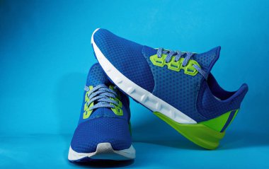 Renkli koşu ayakkabıları