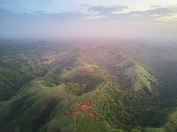 Vista aérea sobre verdes colinas — Foto de Stock