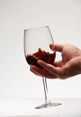 Kırmızı şaraplı şarap kadehi.