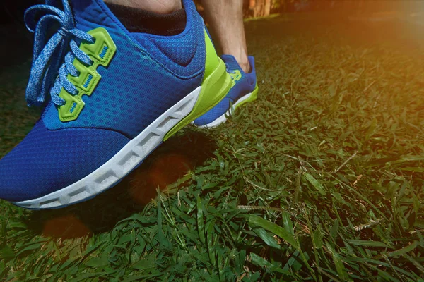 Mavi ayakkabılar çalışan portre