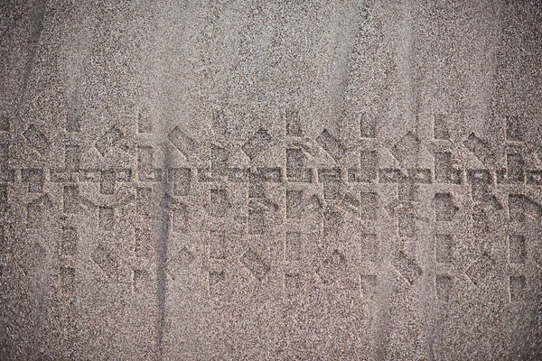 Wheel print mark on wet sand — Stock Photo, Image