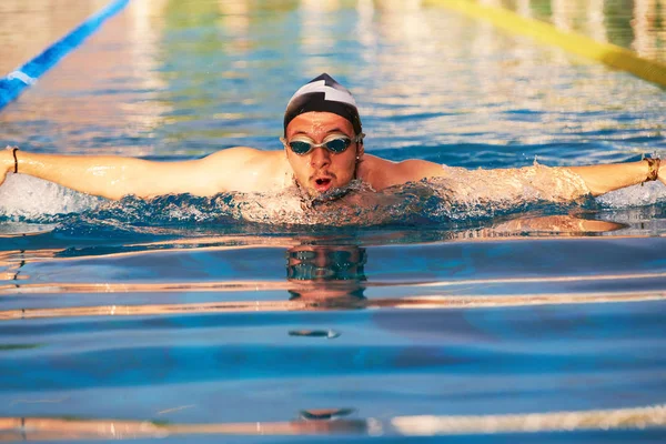 Úszó férfi a medencében — Stock Fotó