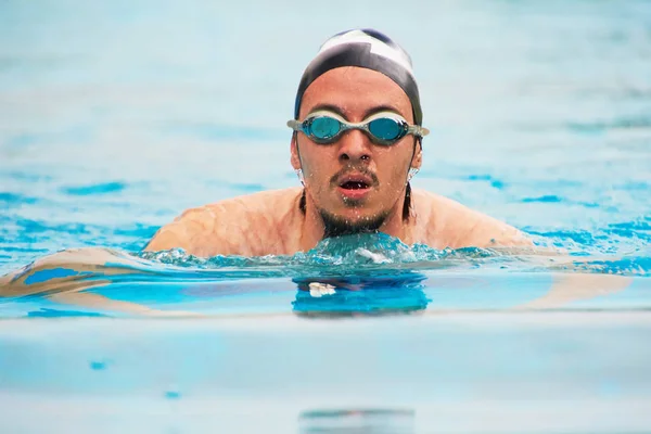 Νέοι κολυμπώντας αθλητισμό ο άνθρωπος — Φωτογραφία Αρχείου