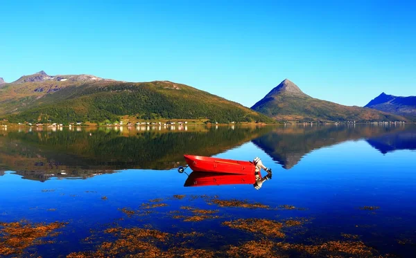 Noorse lake met rode boot — Stockfoto