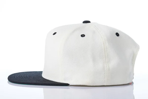 Beyaz beyzbol şapkası profil görünümü — Stok fotoğraf