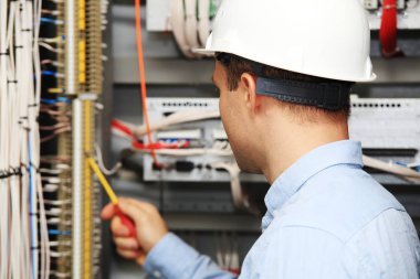 iş yerinde genç elektrikçi