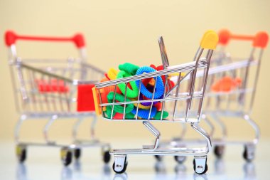 Alışveriş arabası renkli elastik saç bantları