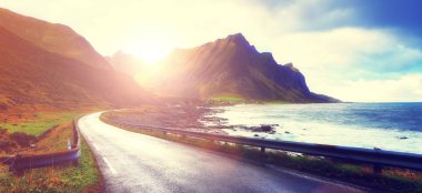 Boş yol üzerinde gündoğumu