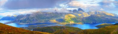 Lofoten Adaları güneşli yaz panoraması