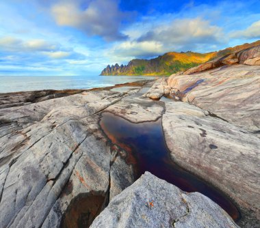 Norveç sonbahar deniz manzarası