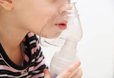inhaler ile çocuk
