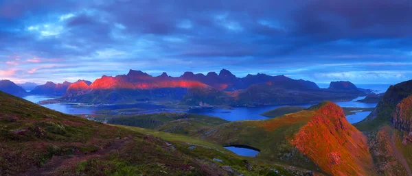 Widok panoramiczny wieczór w Norwegii rocks — Zdjęcie stockowe