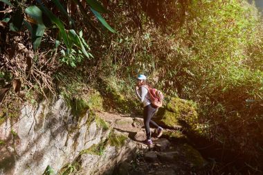Kadın tırmanma dağ yolda