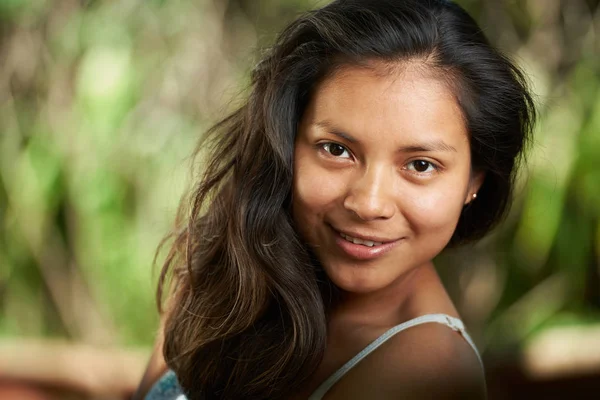 Smiling brunette woman — Stock Photo, Image