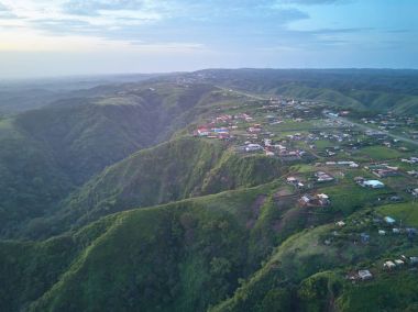 Küçük şehir üzerinde havadan görünümü