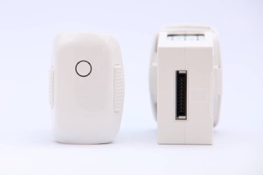 İki beyaz Drone'un pil