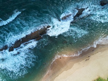 Okyanus sahil şeridine insanlar