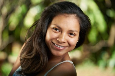 Çekici gülümseyen genç İspanyol kadın