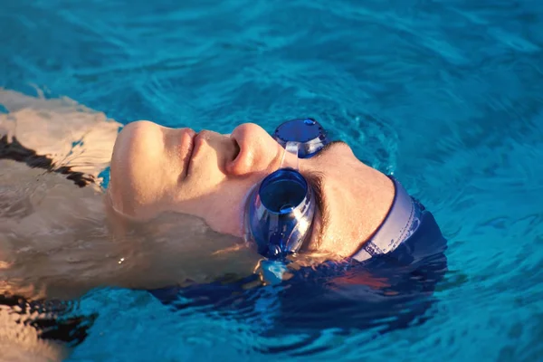 Kvinna simmare i blått glas — Stockfoto