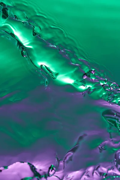 Зеленый цвет поверхности воды — стоковое фото