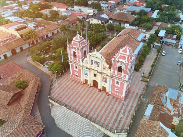 Rote kirche in nicaragua — Stockfoto