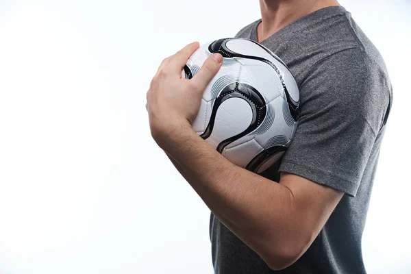 Homem segurando bola de futebol — Fotografia de Stock