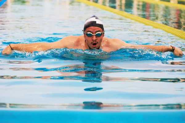 Nahaufnahme eines Schwimmermannes — Stockfoto