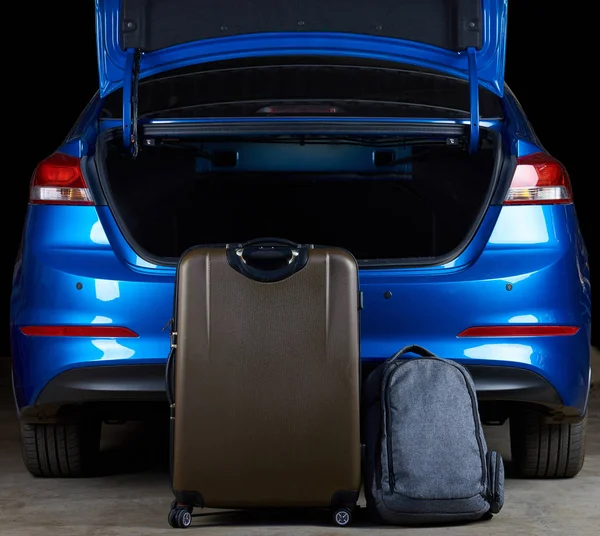 Den modernen Kofferraum mit Taschen füllen — Stockfoto