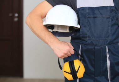 İşçi güvenlik kask ve kulaklık ile