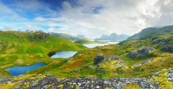 Zelené údolí v horách Norsko — Stock fotografie