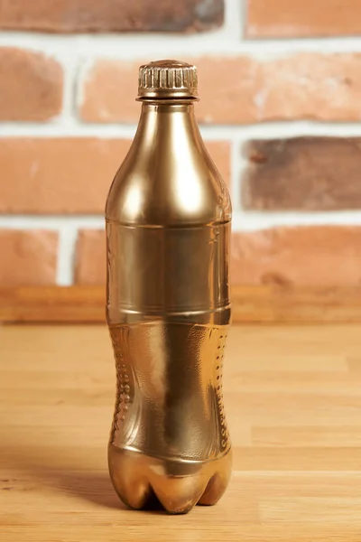 Bir plastik altın şişe — Stok fotoğraf
