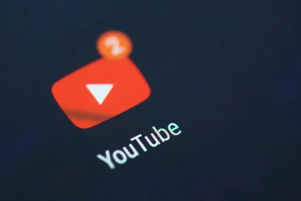 YouTube-programikonen med nya videor — Stockfoto