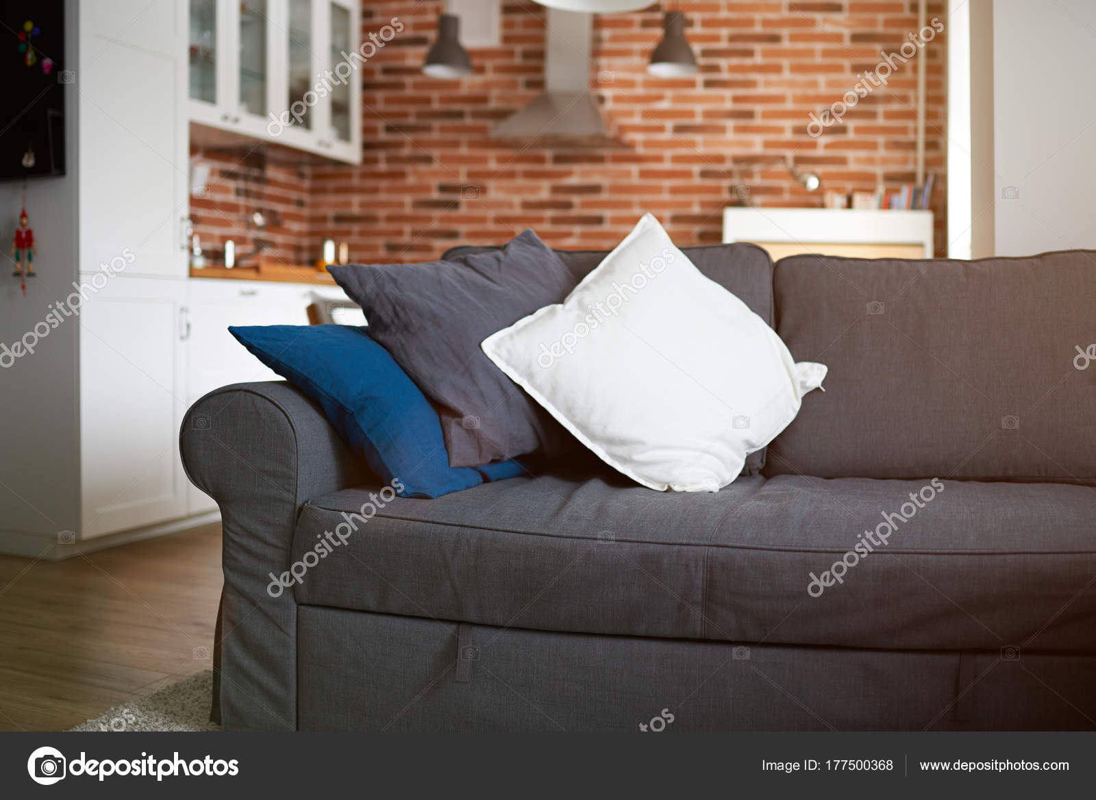 Canapé Gris Avec Cuisine Sur Fond Photographie Dimarik