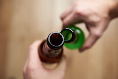 Tezahürat ellerinde bira şişeleri