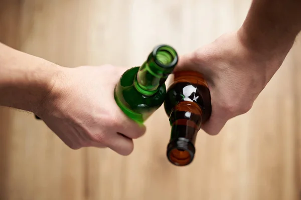 Des amis tiennent des bouteilles de bière — Photo